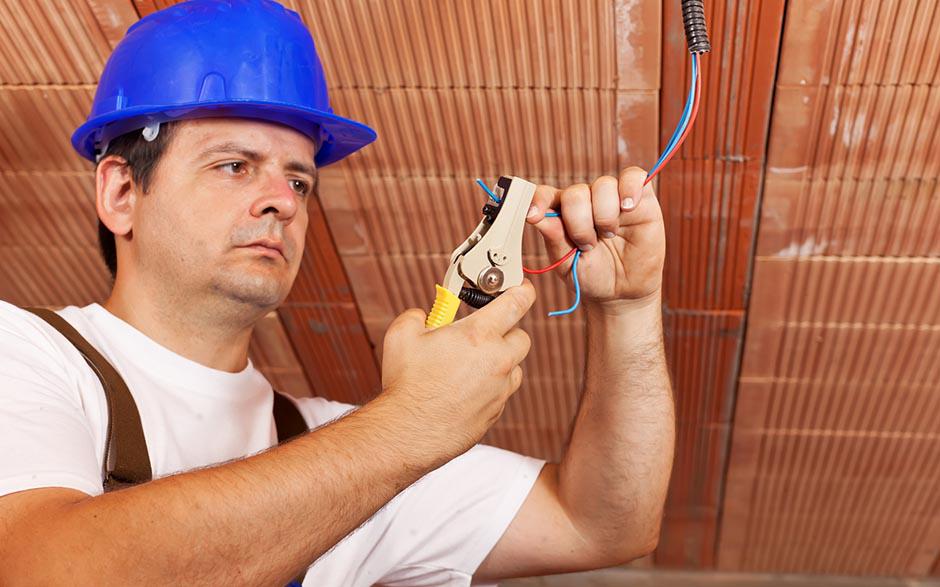 je recherche un électricien Saint-Ange-le-Viel